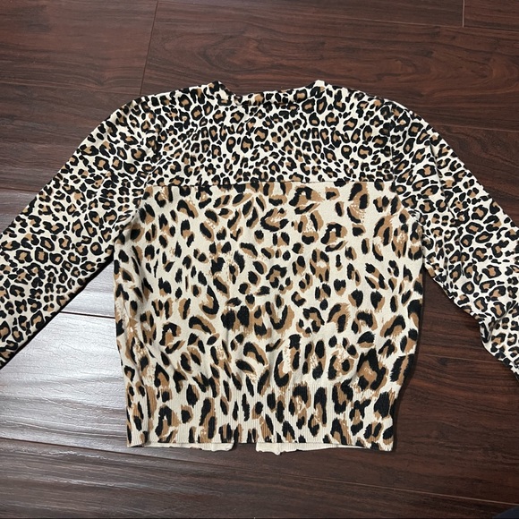 Forever 21 Twist edition Cropped Animal Print Buttoned Down Cardigan - Picture 2 of 5